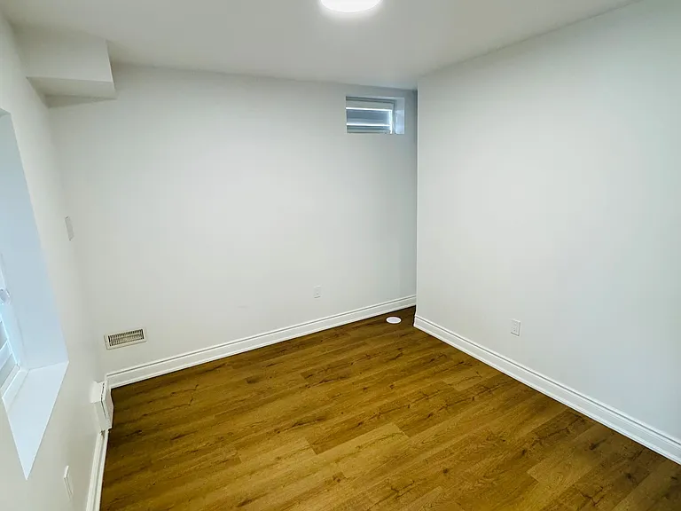 30 Rowley St #LOWER — Photo 9