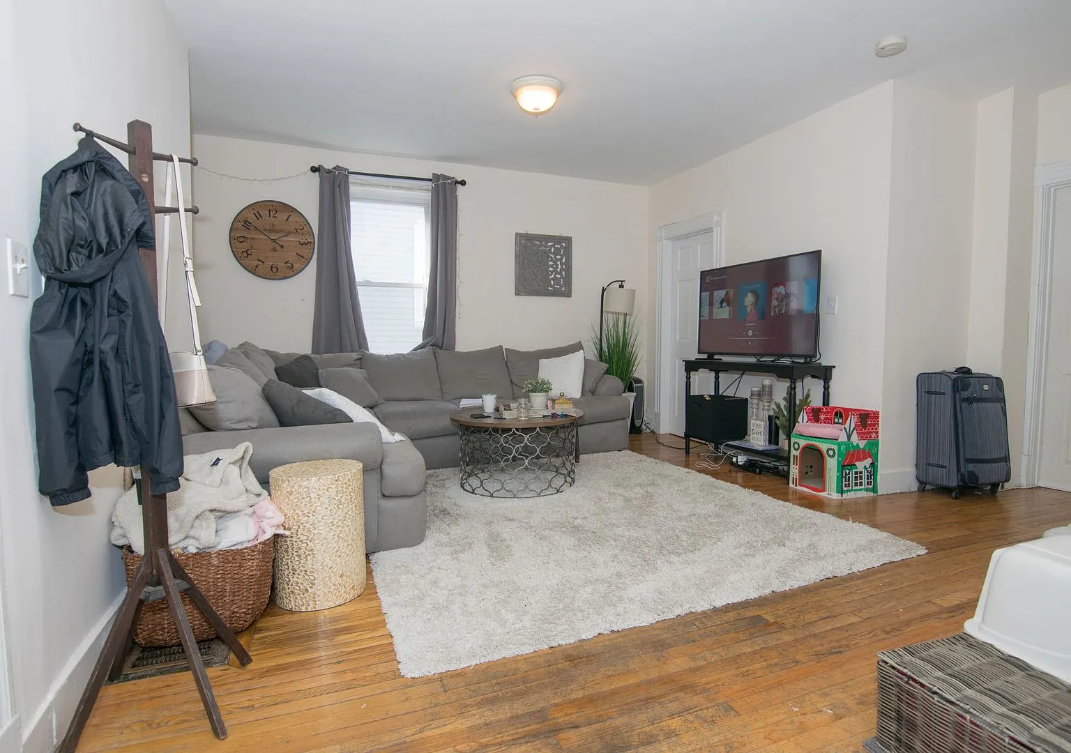 Allston 4 Bed, 2 Bath Duplex | Renovated | No Broker Fee — Photo 1