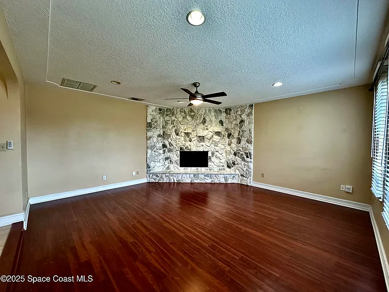 1084 Herne Ave NE — Photo 3
