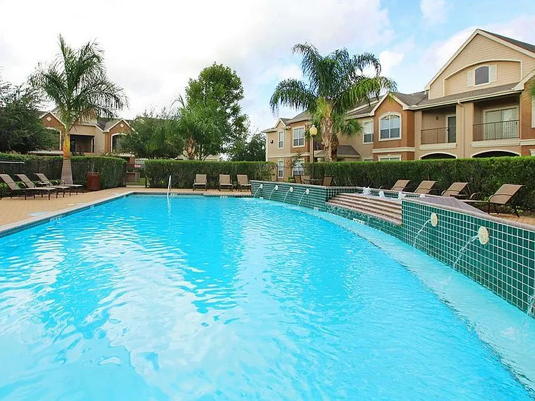 Las Palmas Apartments — Photo 9