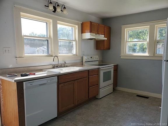 3rd image of 208 E Main St