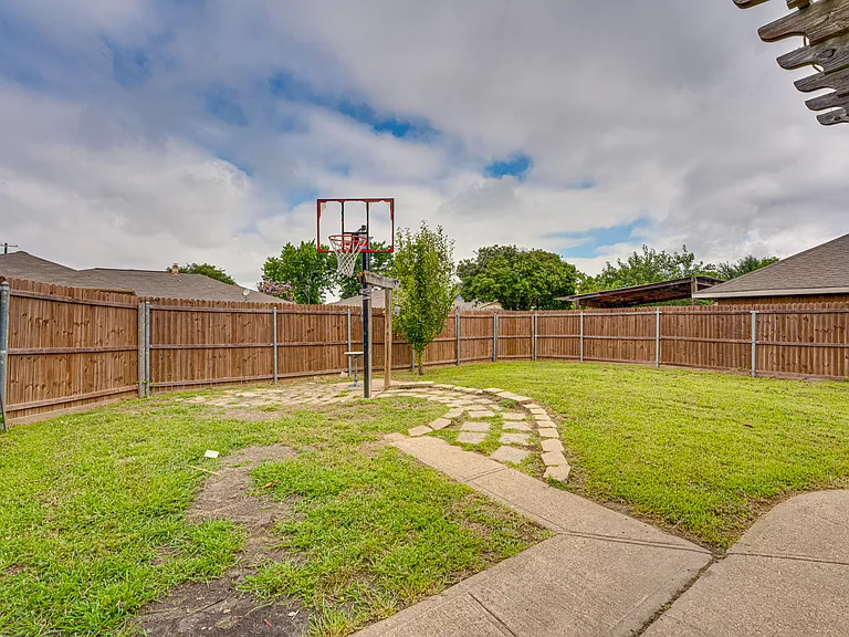 917 Meadowgate Dr — Photo 32