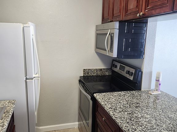 Kitchen with stove, Microwave, refrigerator and Dishwasher