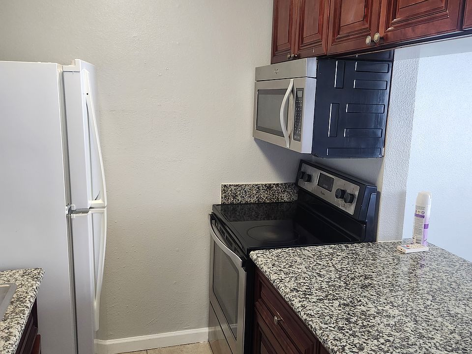 Kitchen with stove, Microwave, refrigerator and Dishwasher