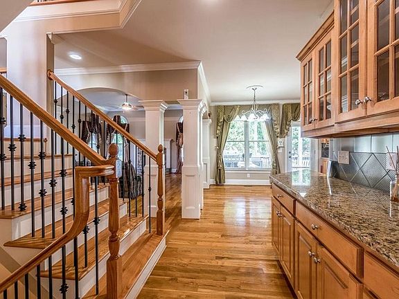 4th image of 692 Grassmeade Way