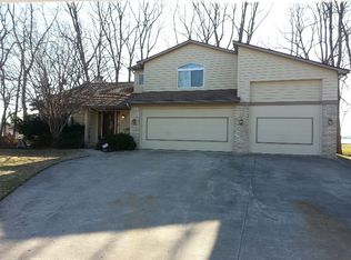 631 Woodcreek Dr, Waterford, MI 48327