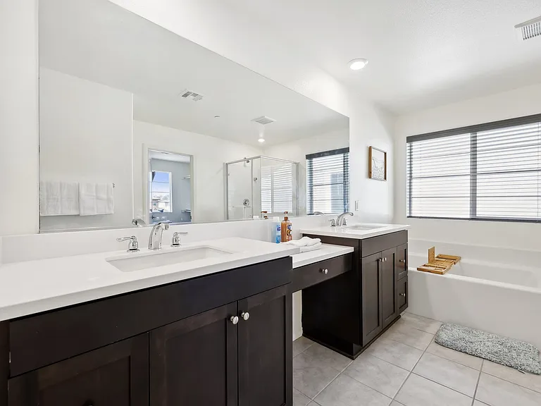 Reflecting elegance: a wide mirror in the bathroom that enhances space and style!