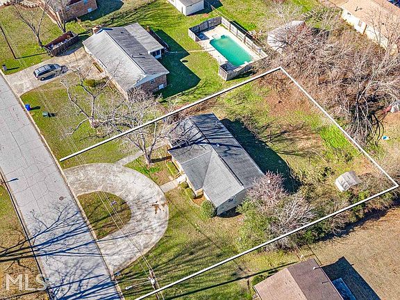 3rd image of 960 Meadowbrook Ln NW