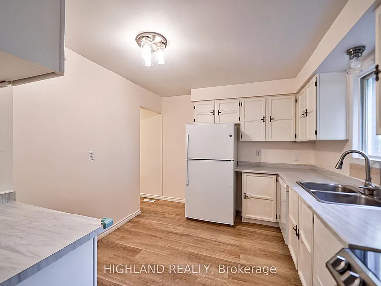 6455 Tisler Cres — Photo 11