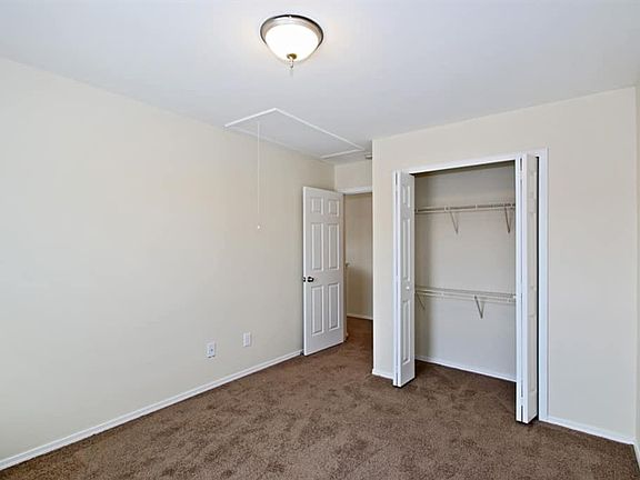5th image of 1015 Black Oak Dr