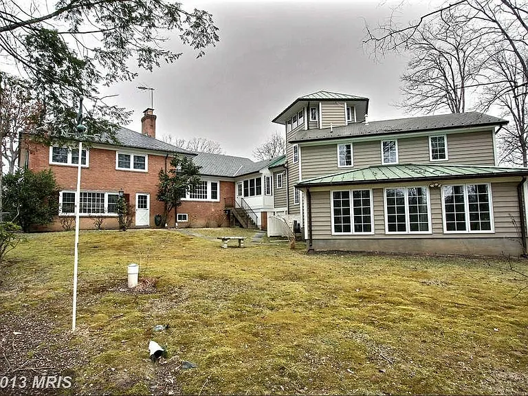 3913 Commander Dr — Photo 2