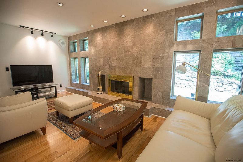 4th image of 204 BENTWOOD Court