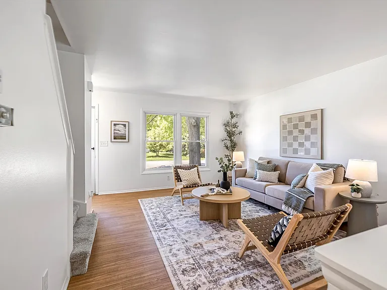 650 Cardiff Dr — Photo 2