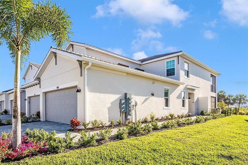 3 bed, 2.0 bath, 1789 sqft, $3,000 — Photo 1