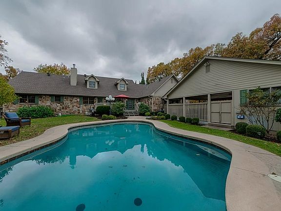 3rd image of 1115 E Longview Dr