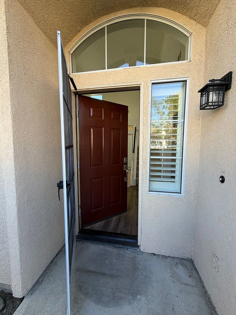 Picture Perfect! 2 Br/3 Ba Plus Office End Unit Condo With Direct Access 2 Car Garage — Photo 3