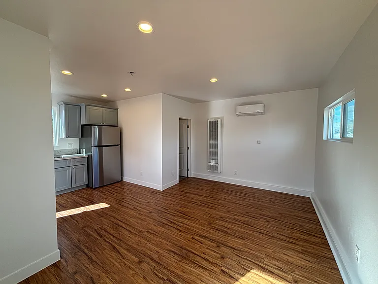 6210 Winona Ave — Photo 10