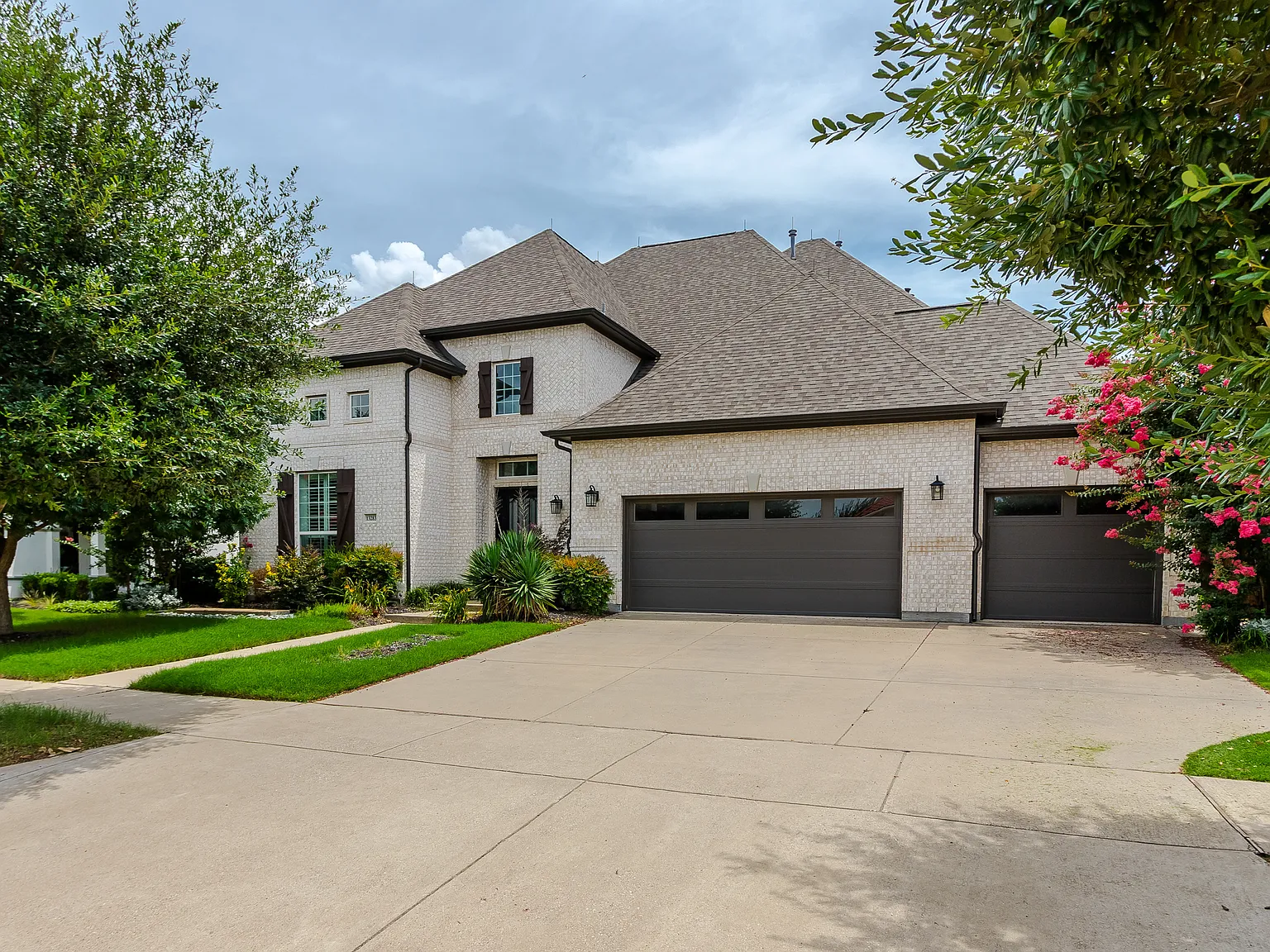 6 bed, 4.5 bath, 4433 sqft, $5,300 — Photo 1