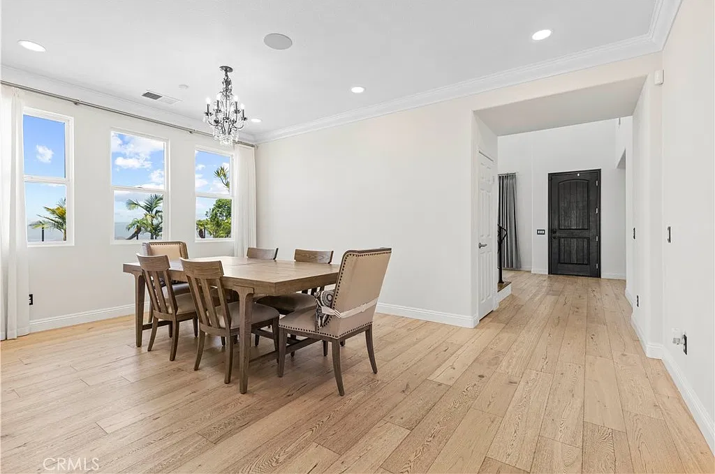 4 bed, 3683 sqft, $5,500 — Photo 4