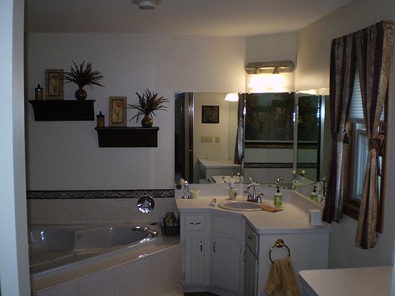 Jacuzzi tub in on suite