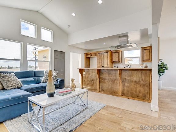 3rd image of 866 Iona Dr