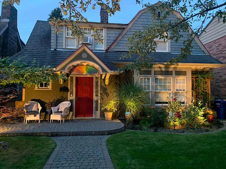 5238 19th Ave NE — Photo 1