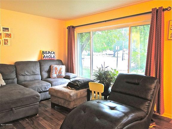 3069 Mount Olivet Road 04 Living Room