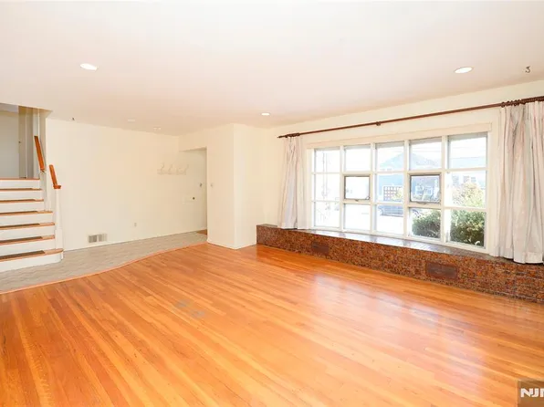 40 Pine Ave, Fair Lawn, NJ 07410