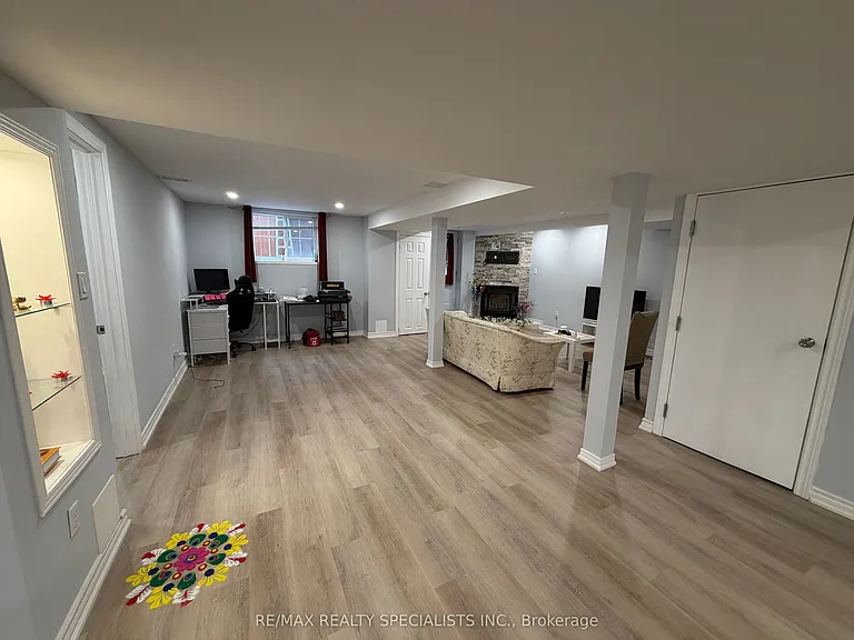 934 Boyer Blvd #BASEMENT — Photo 1