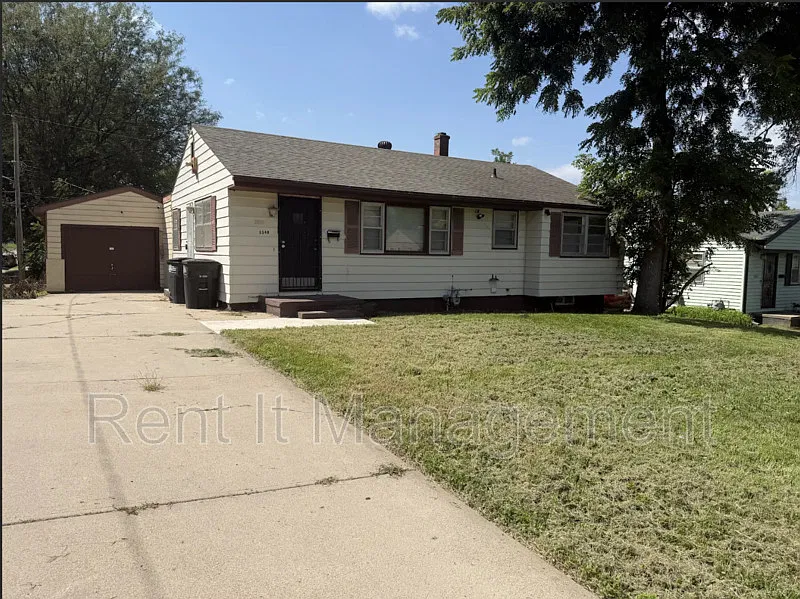 4 bed, 2.0 bath, 1318 sqft, $1,850 — Photo 1