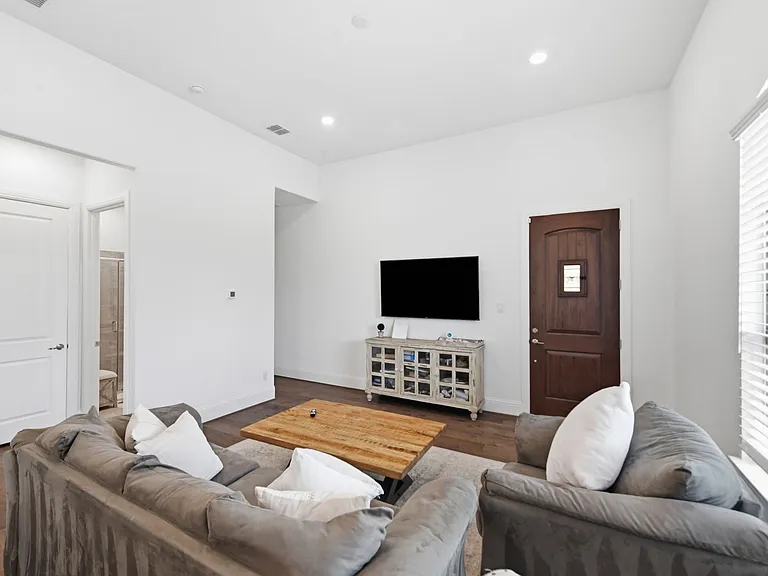 816 Omaha Trl — Photo 9
