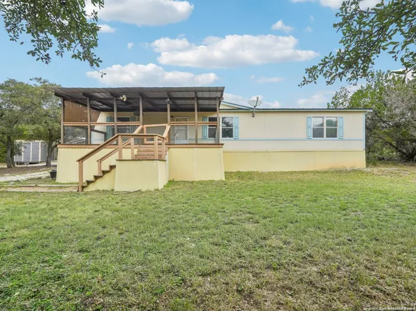 140 Lake Terrace Dr, Lakehills, TX 78063