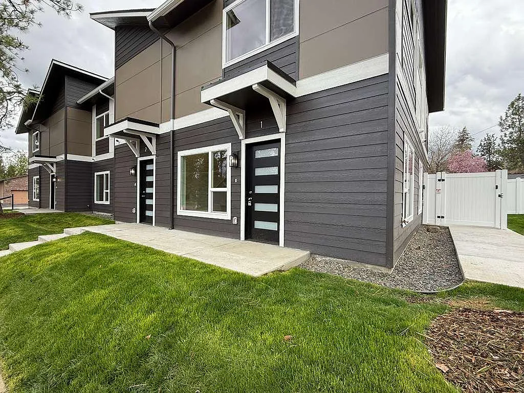 Building Photo - 3925 E 32nd Ave #3