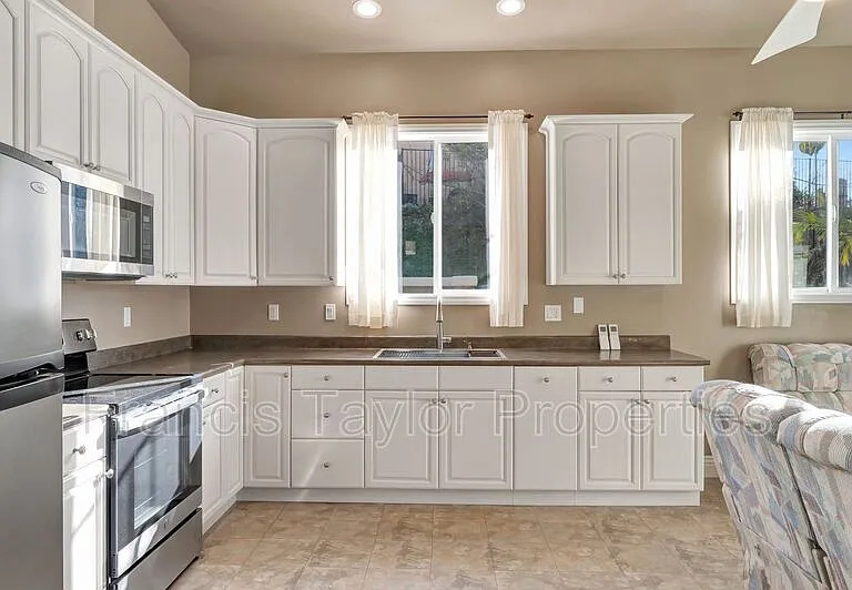2861 Eastview Ter — Photo 4