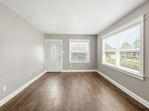 4th image of 122 N Connecticut St