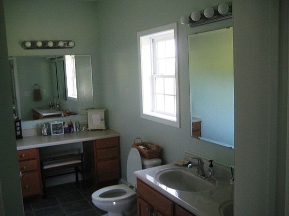 3rd image of 599 Luttrellville Ln