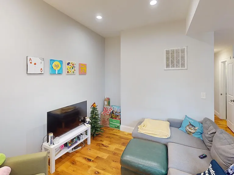 224 Lexington St #2 — Photo 5