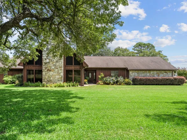 1214 Piney Woods Rd, Alleyton, TX 78935