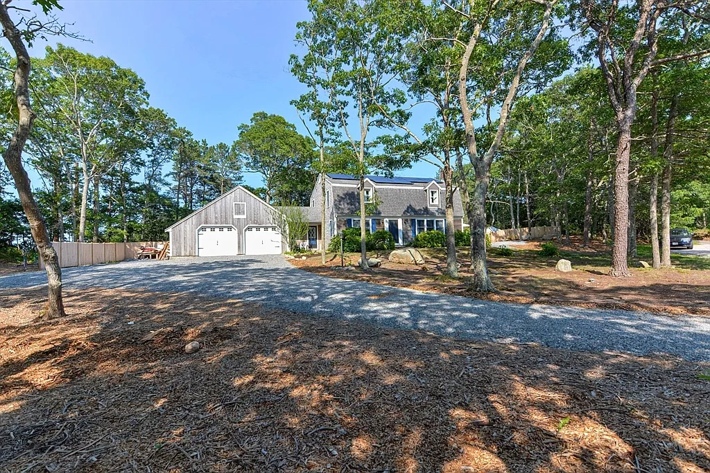 5 bed, 3.0 bath, 2138 sqft, $3,700 — Photo 2