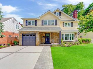 21 Atkinson Rd, Rockville Centre, NY 11570