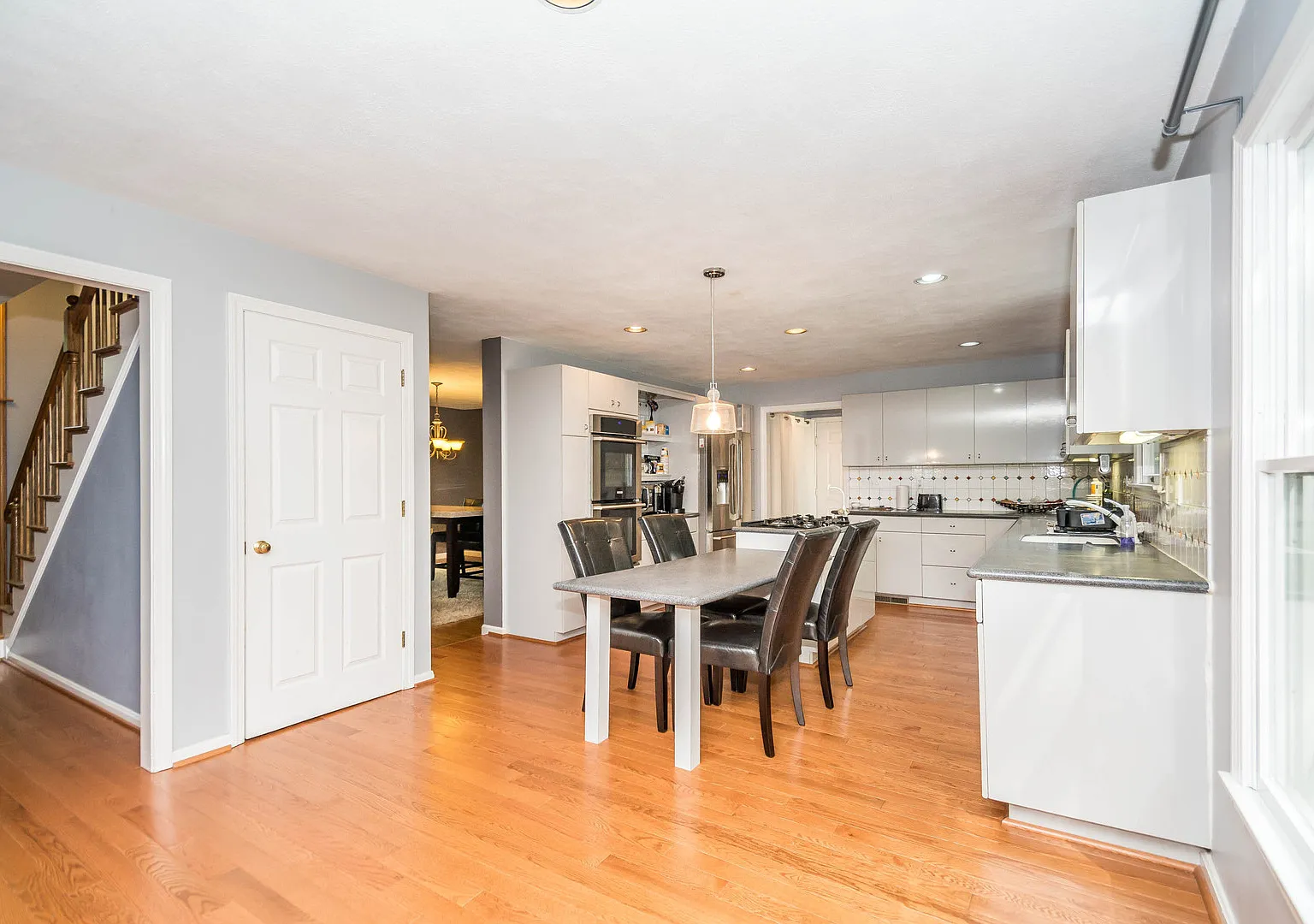 Stunning 4 Bedroom Colonial on private 2.7 Lot with a In-ground pool — Photo 2