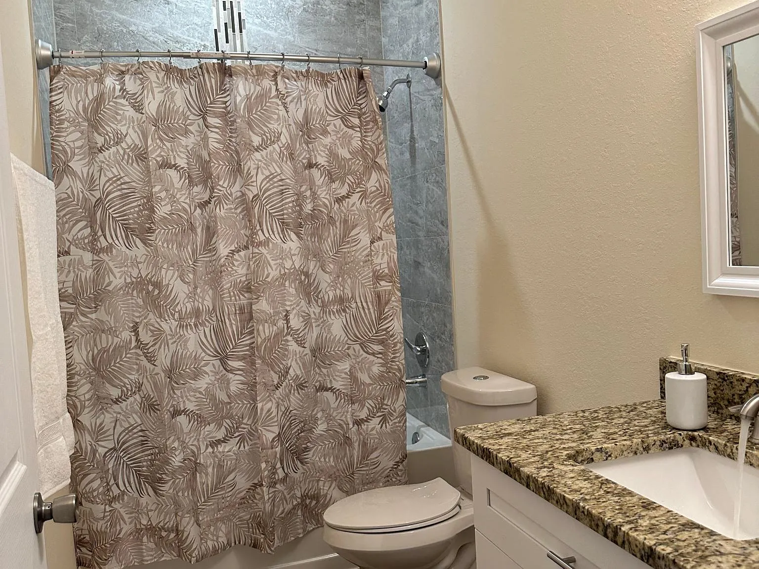 3 bed, 1256 sqft, $1,995 — Photo 3