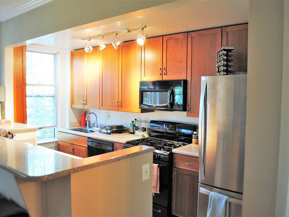 Kitchen and breakfast bar