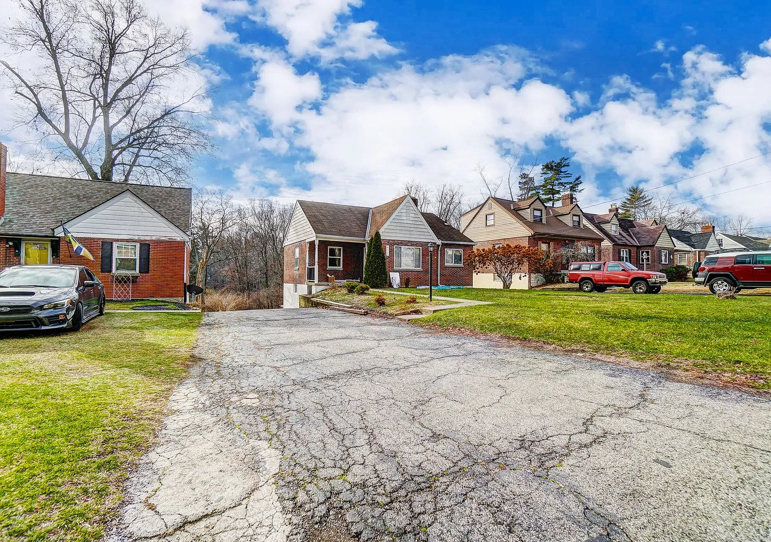 2 Bedroom, 1 Bathroom with Large Backyard! — Photo 2