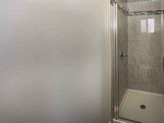 5th image of 615 Continental Dr