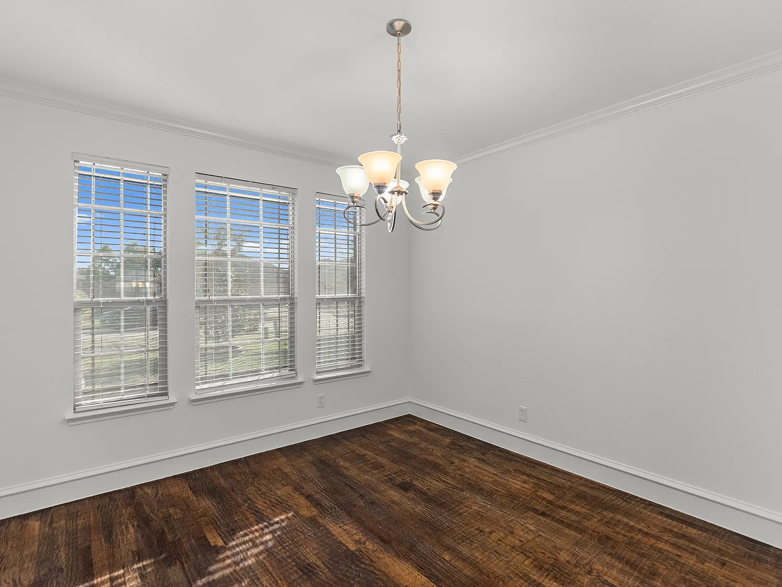 4 bed, 2475 sqft, $2,300 — Photo 3