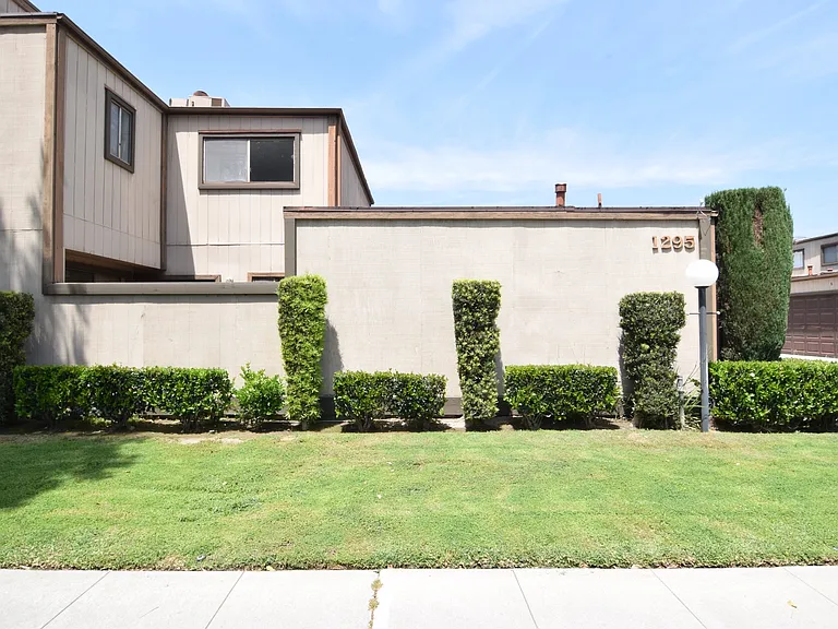 1295 Elm Ave #E — Photo 2