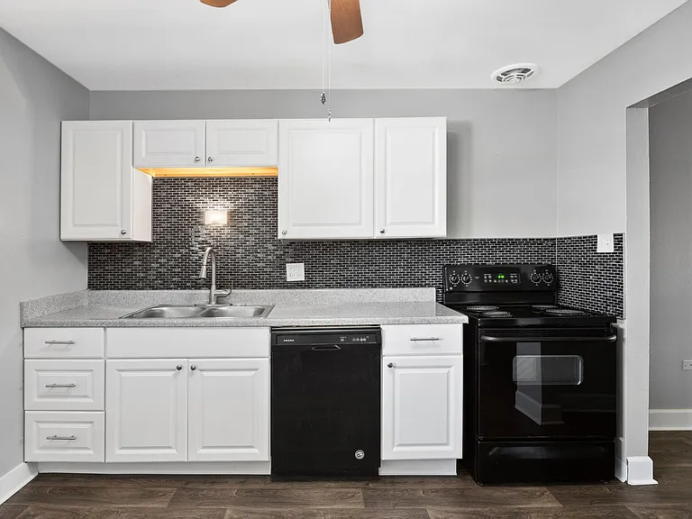Beautiful Remodeled Apartments - includes washer/dryer Must See! — Photo 19