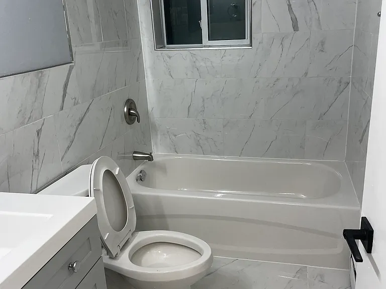 172 King Edward Ave — Photo 3