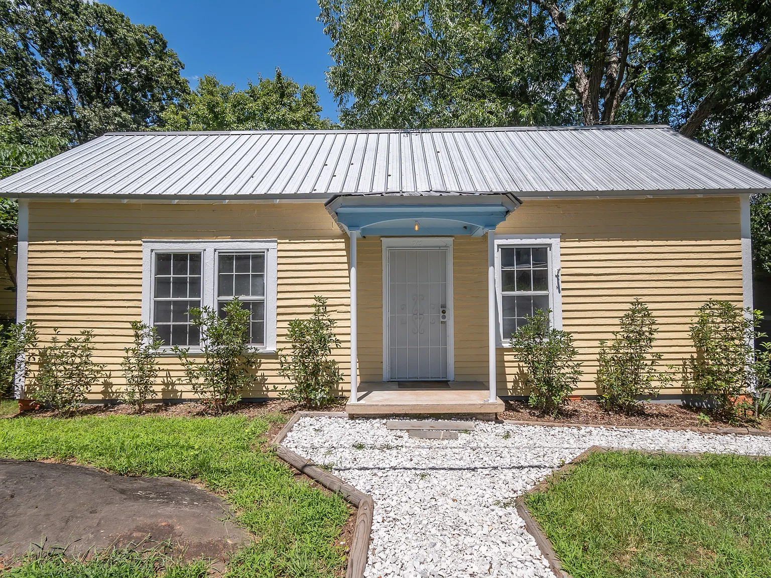 2 bed, 1020 sqft, $1,600 — Photo 3